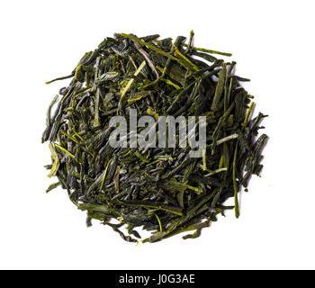 Haufen von japanischen grünen Shincha Tee. Zuerst spülen Sie, Schatten Tee, höchste Qualität. Isoliert auf weißem Hintergrund. Stockfoto