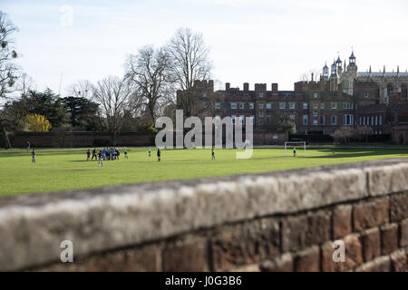 Eton, UK. 2. März 2017. Ein Blick über Spielfelder in Richtung Eton College von Slough Straße. Stockfoto