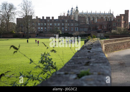 Eton, UK. 2. März 2017. Ein Blick über Spielfelder in Richtung Eton College von Slough Straße. Stockfoto