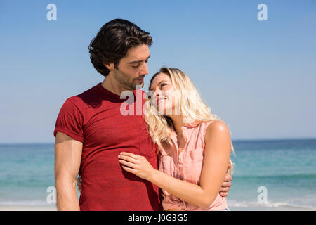 Nahaufnahme des jungen Paares mit Arm um stehen am Ufer am Strand Stockfoto