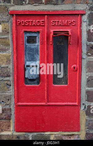 Eton, Großbritannien. 2. März, 2017. Eine Briefmarke Spender in Eton High Street. Stockfoto