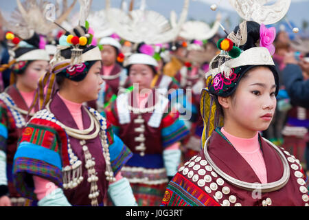 Schwarze Miao Mädchen tanzen am Festival, Kaili, Guizhou Provinz, China Stockfoto