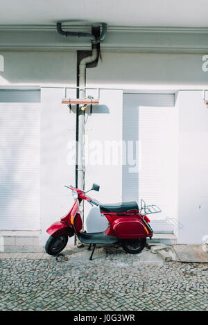 Oldtimer Motorrad geparkt vor der Wand Stockfoto