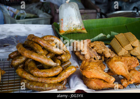 Sai-Ua oder nördlichen Thai Wurst oder Chiang Mai Wurst ist enthält gehacktem Schweinefleisch, Kräutern, Gewürzen und Kaeng Khua rote Curry Paste und gegrilltem Schweinefleisch Sau Stockfoto