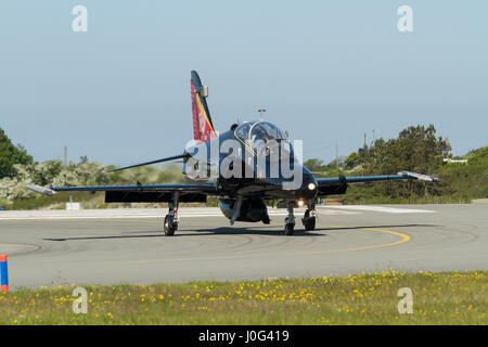 BAE Systems Hawk 128 T2-Trainer eine Britische single engine Advanced Trainer Flugzeuge rollen an RAF Valley Keine 4 Flying Training Schule Stockfoto