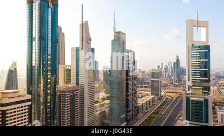 Erhöhten Blick auf die modernen Hochhäuser entlang der Sheikh Zayed Road mit Blick auf den Burj Kalifa, Dubai, Vereinigte Arabische Emirate Stockfoto