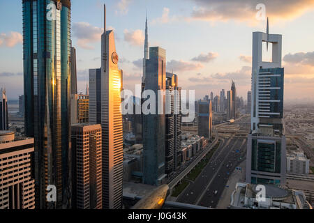 Erhöhten Blick auf die modernen Hochhäuser entlang der Sheikh Zayed Road mit Blick auf den Burj Kalifa, Dubai, Vereinigte Arabische Emirate Stockfoto