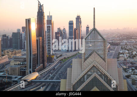 Erhöhten Blick auf die modernen Wolkenkratzer an der Sheikh Zayed Road, Downtown Dubai, Vereinigte Arabische Emirate, Vereinigte Arabische Emirate Stockfoto