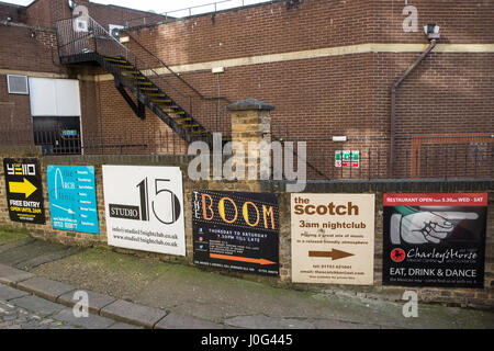 Windsor, Großbritannien. 2. März, 2017. Schilder Werbung Nachtclubs unter der Bahn Bögen in Windsor. Stockfoto Windsor, Großbritannien. 2. März, 2017. Schilder Werbung Nachtclubs unter der Bahn Bögen in Windsor. Stockfoto