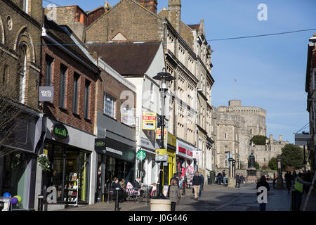 Windsor, Großbritannien. 2. März, 2017. Blick auf Schloss Windsor von Peascod Street. Stockfoto Windsor, Großbritannien. 2. März, 2017. Blick auf Schloss Windsor von Peascod Street. Stockfoto