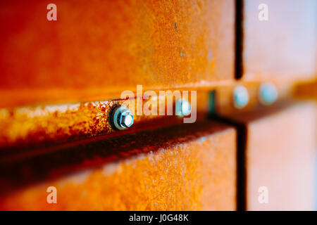 Textur des alten rostigen Metall, weiß lackiert, Orange von Rost wurde