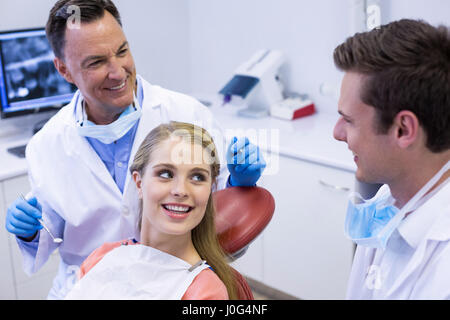 Zahnärzte, die Interaktion mit der Patientin in der Klinik Stockfoto