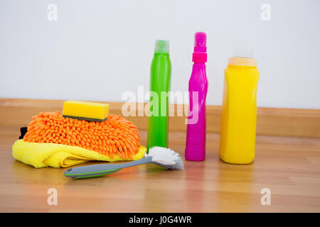 Chemischen Flaschen mit Pinsel und Schwämme auf Hartholz-Fußboden, Wand Stockfoto