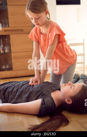 Kinder üben CPR-erste-Hilfe - Herzdruckmassage Stockfoto