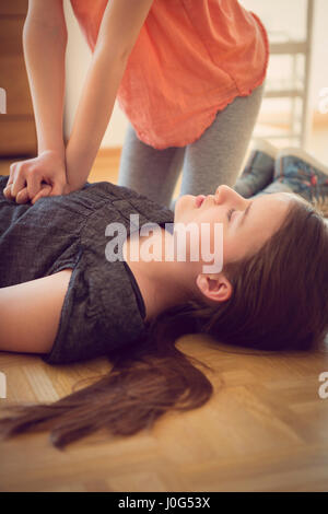 Kinder üben CPR-erste-Hilfe - Herzdruckmassage Stockfoto