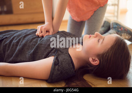 Kinder üben CPR-erste-Hilfe - Herzdruckmassage Stockfoto