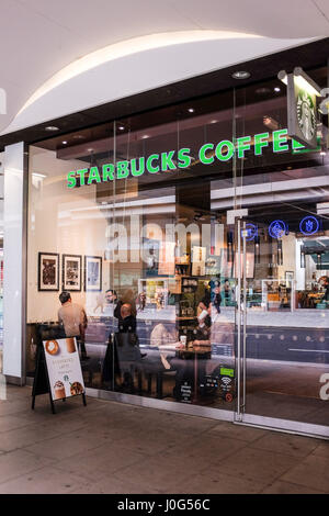 Starbucks Coffee-Shop in Victoria London UK Stockfoto