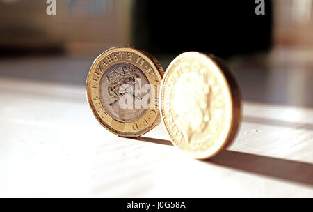 Die neue Pfund-Münze (links) und alte Münze britische Geld Sterling Pfund Stockfoto