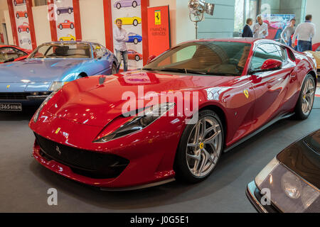 ESSEN, Deutschland - 6. April 2017: Ferrari 812 Superfast-Sportwagen auf der Techno Classica Essen Auto Show vorgestellt. Stockfoto