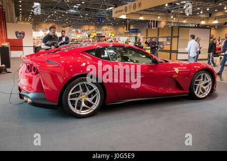 ESSEN, Deutschland - 6. April 2017: Ferrari 812 Superfast-Sportwagen auf der Techno Classica Essen Auto Show vorgestellt. Stockfoto