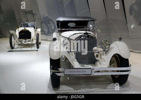 ESSEN, Deutschland - 6. April 2017: ein 1927 Mercedes Benz Typ S W06 und einem 1903 Mercedes Simplex 40PS Youngtimer auf der Techno Classica Essen Auto Show. Stockfoto