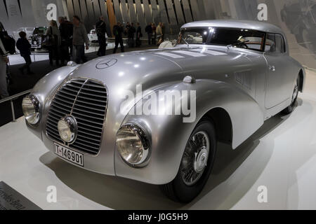 ESSEN, Deutschland - 6. April 2017: 1938 Mercedes Benz 540 K Stromlinienwagen W29 Oldtimer auf der Techno Classica Essen Auto Show vorgestellt. Stockfoto