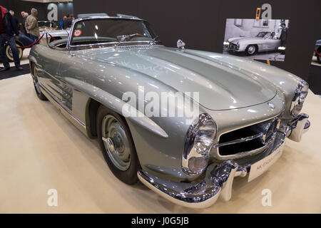 ESSEN, Deutschland - 6. April 2017: 1957 Mercedes Benz 300SL Roadster Oldtimer auf der Techno Classica Essen Auto Show vorgestellt. Stockfoto