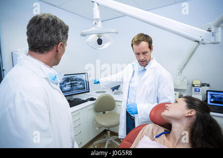 Zahnärzte, die Patientin dental clinic eine Röntgenaufnahme der Zähne zeigen Stockfoto