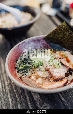 Ramen mit Miso anhand-Suppe in eine Schüssel Holztisch Stockfoto
