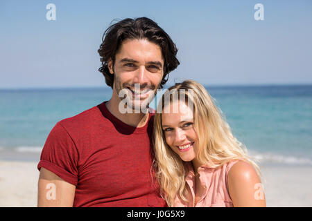 Close-up Portrait des jungen Paares lächelnd im stehen am Strand Stockfoto