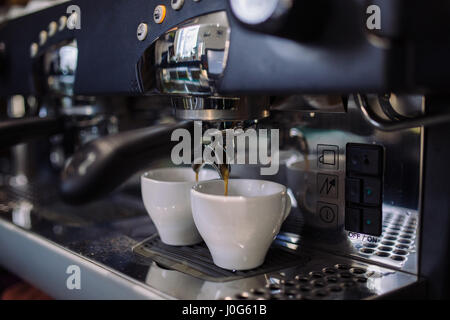 Kaffee Maschine macht in zwei Tassen espresso Stockfoto