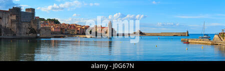 Sommer Abend Blick auf Collioure Stadt Küste, Frankreich. Es gibt Kirche unserer lieben Frau von den Engeln (erbaut zwischen 1684 und 1691) und königliche Schloss (erbaut Stockfoto