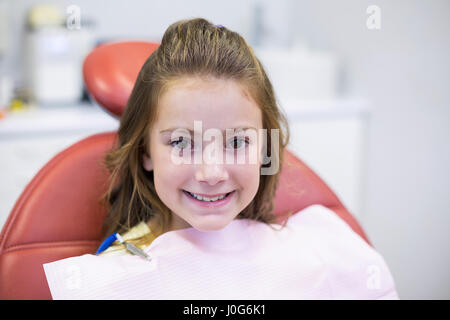 Lächelnde junge Patienten sitzen auf Stuhl Zahnärzte Zahnklinik Stockfoto