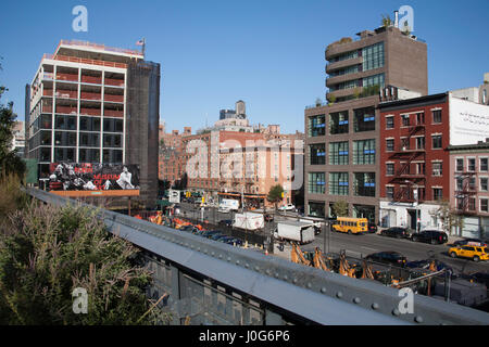 Blick entlang der 10th Avenue von The High Line zwischen Chelsea und The Meatpacking District Manhattan New York City USA Stockfoto