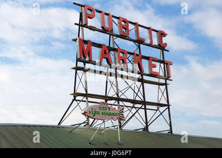 SEATTLE, WASHINGTON, USA - 24. Januar 2017: Leuchtreklame öffentlichen Markt gegen bewölktem Himmel, Pikes Place Market in der Innenstadt ist eine berühmte Sehenswürdigkeit. Stockfoto