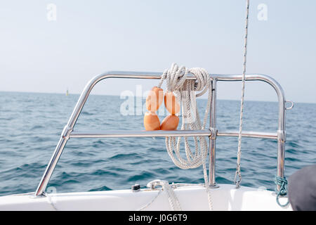 Seil und Ausrüstung an Bord einer yacht Stockfoto