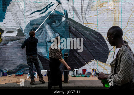 Menschen zu sehen, ein Graffiti-Künstler bei der Arbeit, Brick Lane, London, England Stockfoto