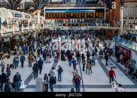 Die Bahnhofshalle an der Liverpoool Street Station, London, England Stockfoto