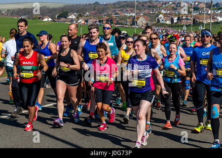 Athleten, die Teilnahme In Brighton Marathon, Brighton, Sussex, Großbritannien Stockfoto