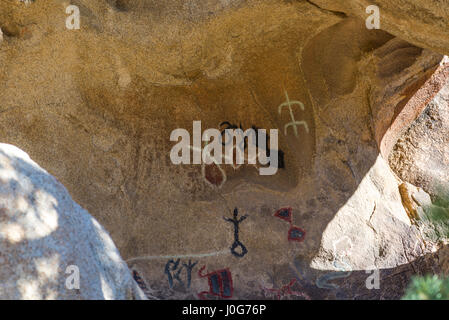 Petroglyphen auf dem Rundweg Barker Dam. Joshua Tree Nationalpark, Kalifornien, USA. Stockfoto