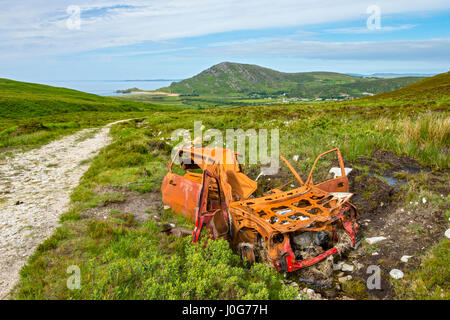 Autowrack an der Seite des Titels in Butlers Glen, County Donegal, Irland. Binnion Hügel in der Ferne. Stockfoto