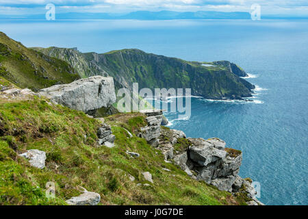 Blick auf den Parkplatz und Aussichtspunkt am Amharc Mór vom Gipfel Grat des Slieve League, County Donegal, Irland Stockfoto