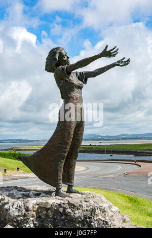 Warten am Ufer, eine Skulptur von Niall Bruton, in Rosses Point; County Sligo, Irland Stockfoto