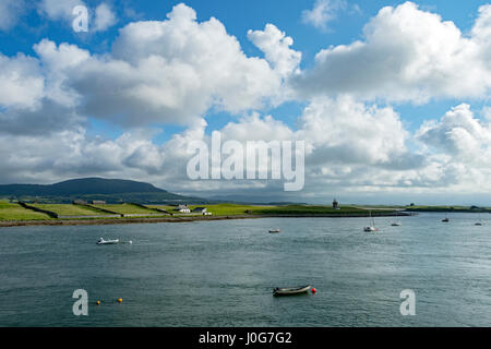 Die Hügel Knocknarea über Oyster Insel von Sligo Bay, Rosses Point, County Sligo, Irland Stockfoto