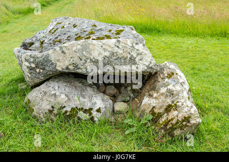 Prähistorische Denkmäler auf dem Carrowmore Megalithic Durchgang Grabanlage, County Sligo, Irland Stockfoto