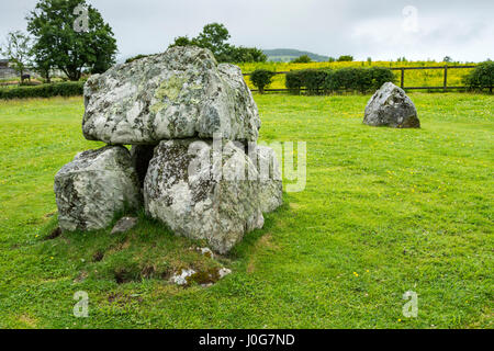 Prähistorische Denkmäler auf dem Carrowmore Megalithic Durchgang Grabanlage, County Sligo, Irland Stockfoto