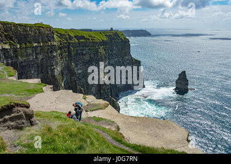 Die Klippen von Moher mit O'Brien's Tower sichtbar am höchsten Punkt der Klippen (212 m), Grafschaft Clare, Irland Stockfoto