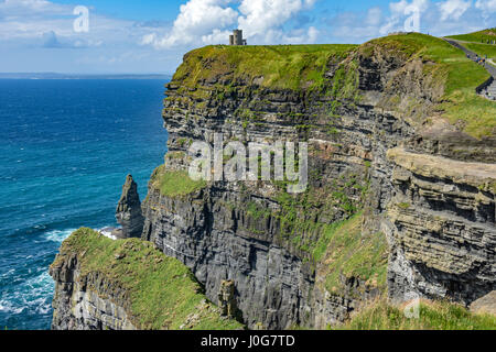 Die Klippen von Moher mit O'Brien's Tower sichtbar am höchsten Punkt der Klippen (212 m), Grafschaft Clare, Irland Stockfoto