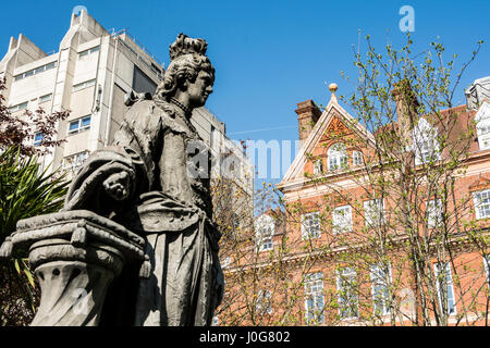 Statue der Königin Charlotte, Ehefrau von König George III in Queen Square, London, England, UK. Stockfoto