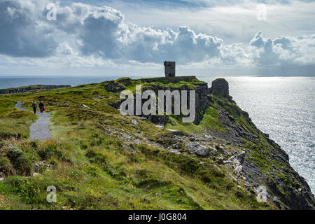 Hags Head und der Moher Tower, am südwestlichen Ende der Cliffs of Moher, County Clare, Irland Stockfoto